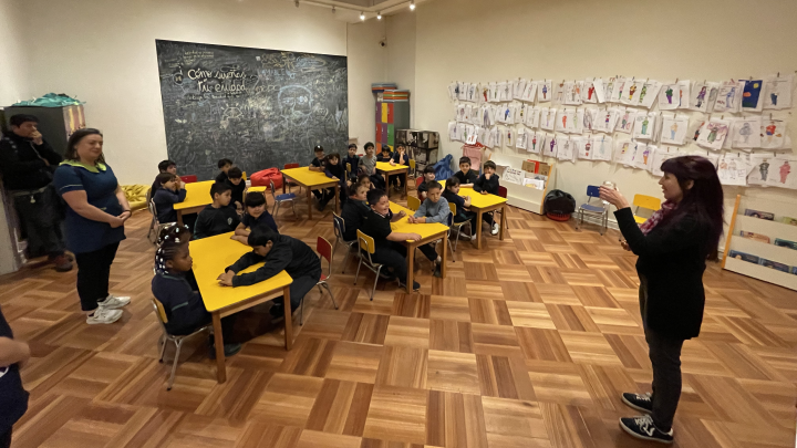 Actividad educativa en una sala del Museo Ciudadano Vicuña Mackenna.