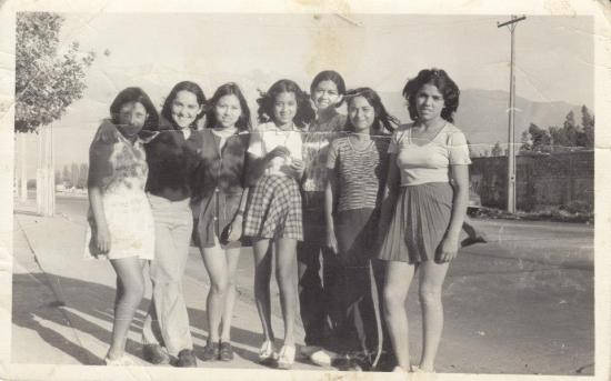 Calle Doctor Guillermo Mann, 1972. María Antonieta González Reyes, Erika Ilia Araya Reyes, y amigas.