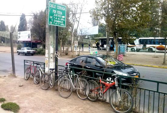 "A las afueras de Ciudad Satélite Maipú ciclistas improvisan biciestacionamiento y continúan viaje en transporte público"