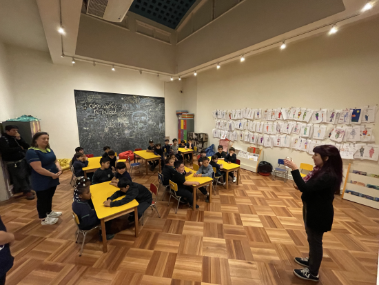 Actividad educativa en una sala del Museo Ciudadano Vicuña Mackenna.